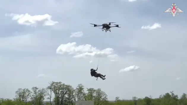 Росіяни розробили бойовий дрон, здатний підняти у повітря людину
