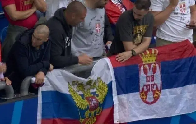 На матче сборной Сербии на Евро-2024 были вывешены российские флаги