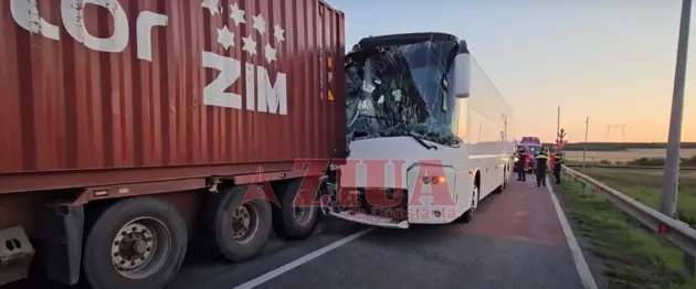 У Румунії автобус з 57 українцями зіткнувся з вантажівкою. Серед госпіталізованих є діти