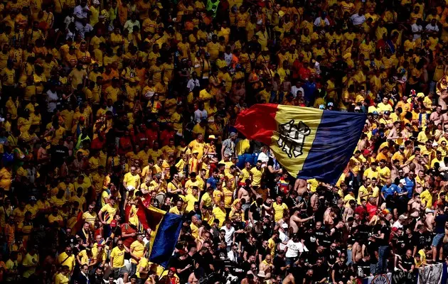 Румынские фанаты на матче Евро-2024 против Украины вывесили флаг 
