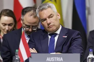 Канцлер Австрії допускає українські удари по території РФ