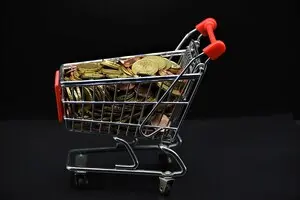 Споживча інфляція в Україні на рівні 3%: експерти пояснили, що буде далі і чому дешевшає гривня