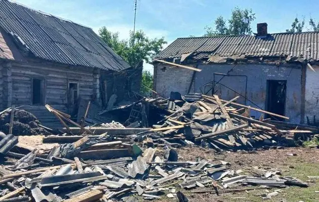 Російські війська скинули вибухівку на будинок у Чернігівській області: постраждав чоловік