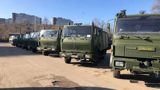 «Інтерпайп» Пінчука передав українським військовим 227 транспортних засобів