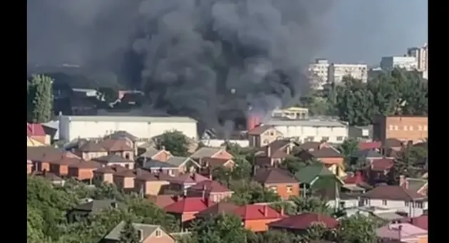 В Ростове вспыхнул мощный пожар на базе МВД: в сети публикуют видео