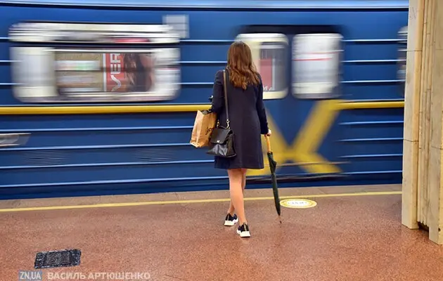 В Киеве ограничили движение по «зеленой» линии метро. Под поездом погибла женщина