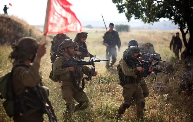 Израильские войска продвигаются вглубь южной и северной части Газы — Reuters