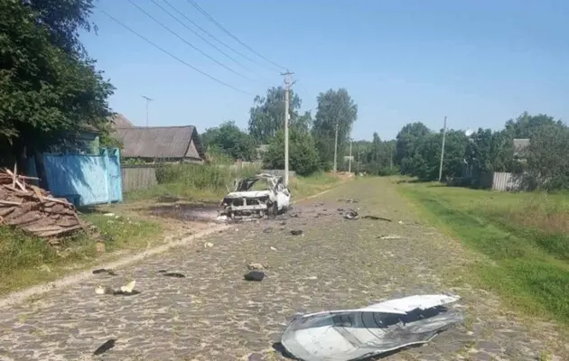 Россияне дроном атаковали автомобиль в Сумской области: пострадал мужчина