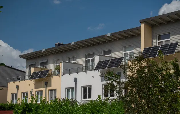 Сонячні електростанції на балконі: як рятує людей відновлювана енергетика