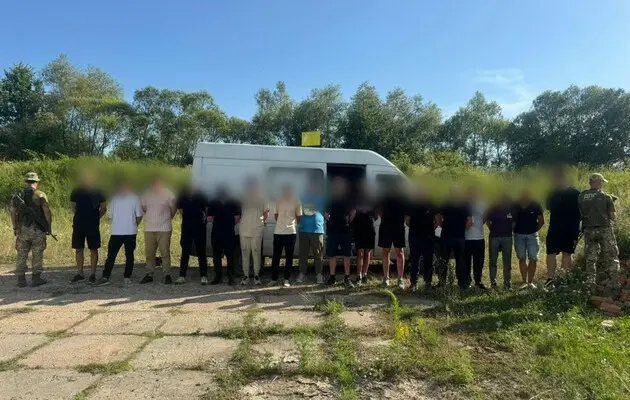 На кордоні з Угорщиною затримали мікроавтобус з 17 чоловіками 
