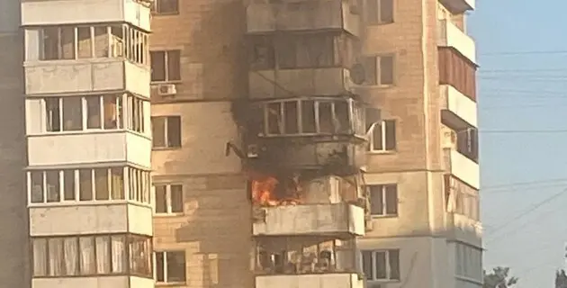 В Киеве раздались взрывы: работала ПВО, обломки ракеты повредили многоэтажку