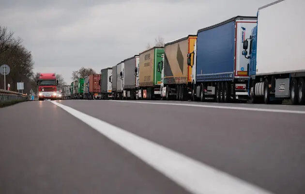 Польша остановила пропуск через границу украинских грузовиков без разрешений на международные перевозки