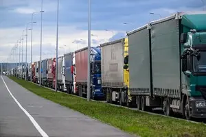 ЄК намагається вплинути на Польщу, яка сьогодні призупинила пропуск вантажівок з України