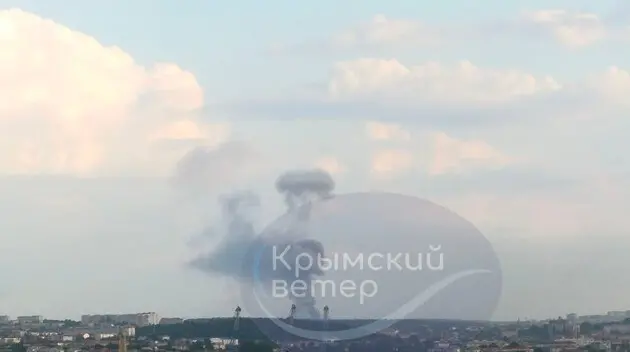 В Севастополе раздались взрывы: над городом поднялся дым, опубликовано видео момента удара