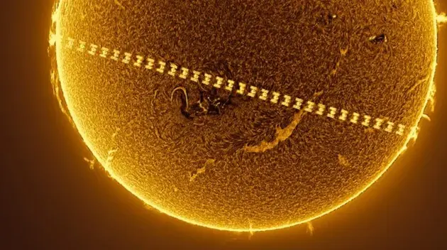 Движение МКС на фоне активного Солнца: фотограф показал уникальные кадры