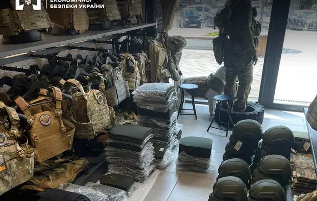 Ввезенные под видом гуманитарки бронежилеты и шлемы продавали в сети магазинов - БЕБ