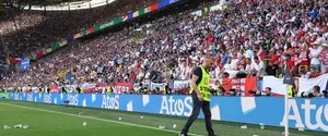 Стюарды избили болельщика на матче Евро-2024 в Германии