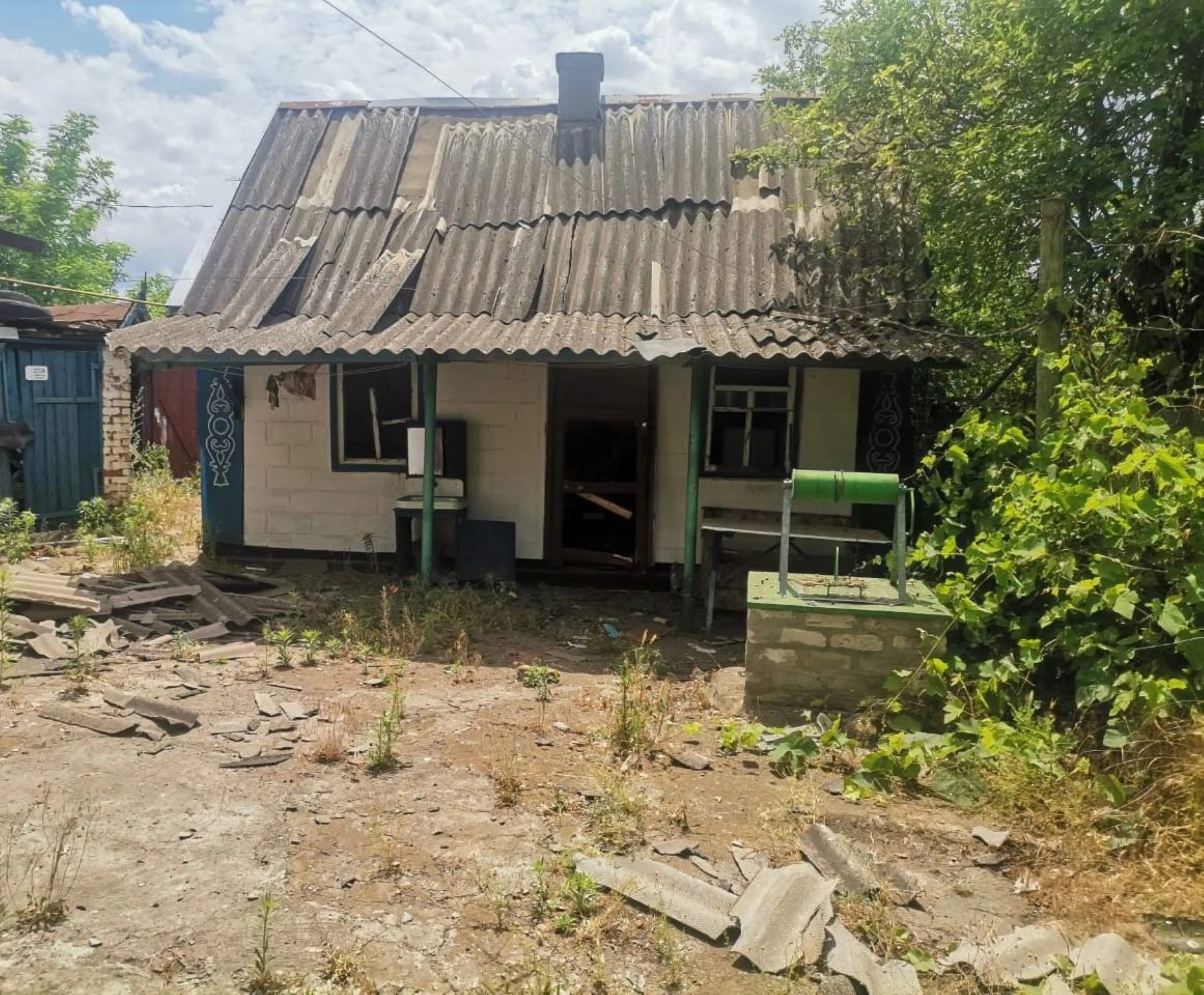 Оккупанты попали дроном возле жилого дома в Запорожской области: есть погибший