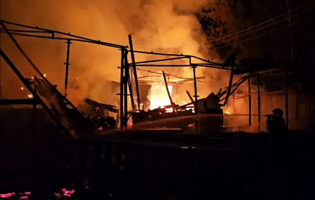 Возле завода в Курске произошел масштабный пожар