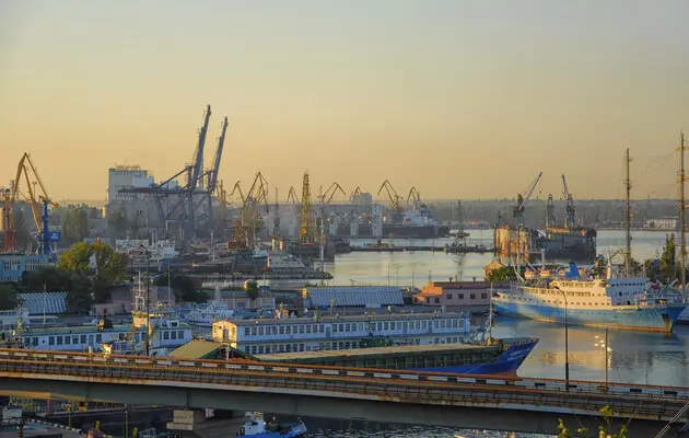 З українських портів збільшили перевалку вантажів на 68%: що вивозять морем