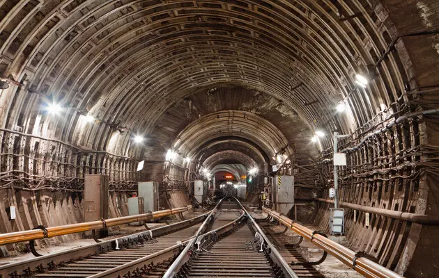 В Киеве остановили движение поездов на наземной части «красной» линии метро