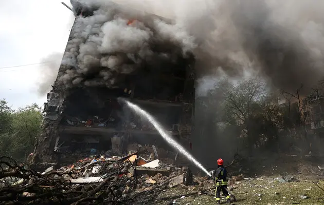 Ракетний удар РФ по багатоповерхівці у Києві: рятувальники дістали тіла чотирьох жінок