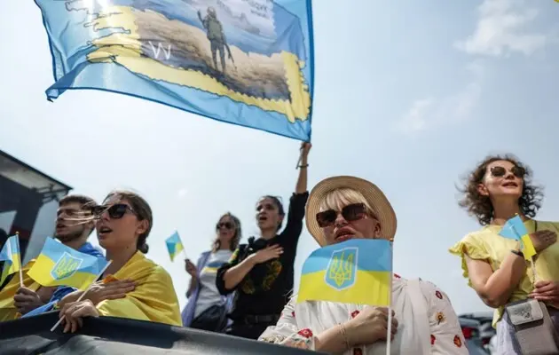 Соцдослідження ZN.UA показало, що свідомість українців амбівалентна: готові до переговорів, але не готові на поступки, розуміючи при цьому ухилянтів