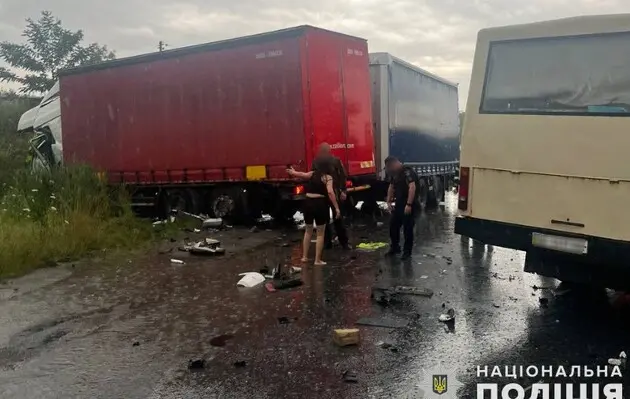 Масштабное ДТП во Львовской области: четыре человека погибли, семеро - пострадали