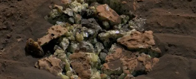 Нашел целый клад: Curiosity случайно разбил камень на Марсе, и тот преподнес сюрприз