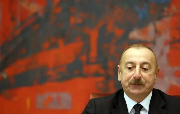 Президент Азербайджана будет помогать французским территориям обрести независимость