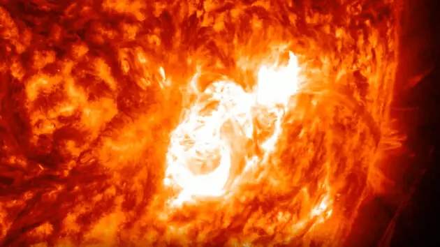 Матеріал Сонця летить у напрямку до Землі