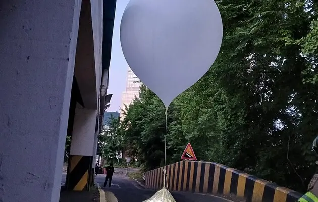 Запущенный КНДР воздушный шар с мусором упал на территории комплекса офиса президента Южной Кореи