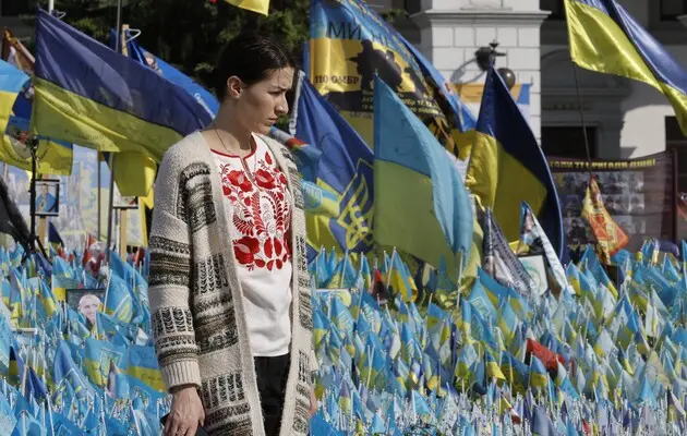 Близько половини українців відкидають наратив про братність українського та російського народів – соцопитування