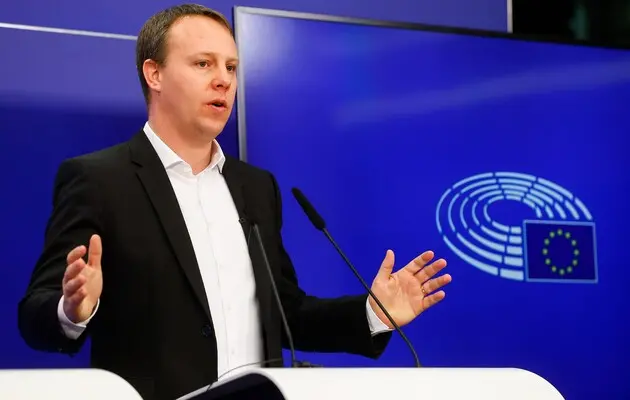 Євродепутат, який закликав припинити головування Угорщини в Раді ЄС, став мішенню шпигунських програм — Politico