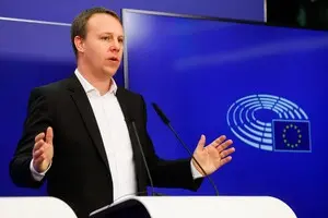Євродепутат, який закликав припинити головування Угорщини в Раді ЄС, став мішенню шпигунських програм — Politico