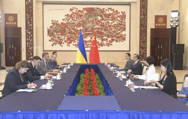 Китай намагається не програти у війні й звузити можливості Путіна. Що стоїть за візитом міністра закордонних справ України до Китаю?
