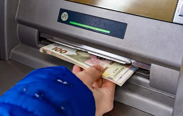 Наличные в руки: какую сумму можно снять в банкомате