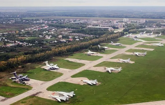 Дрони ГУР атакували три військові аеродроми та НПЗ на території РФ — ЗМІ