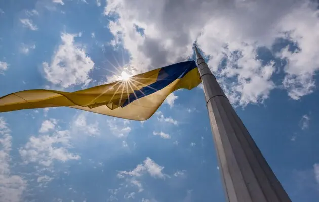 В Киеве приспустили главный флаг Украины из-за штормового предупреждения