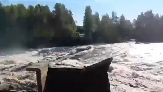 В России вода смыла еще одну плотину: один погибший, опубликовано видео с места прорыва