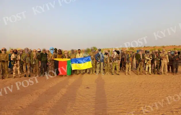 Після розгрому колони “вагнерівців” у Малі місцеві повстанці сфотографувалися з прапором України – ЗМІ