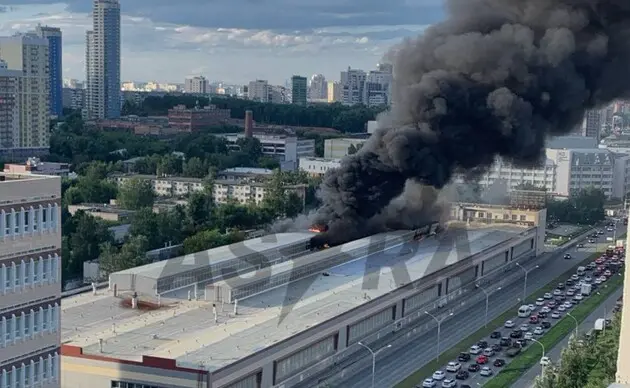 В Екатеринбурге загорелось предприятие, производящее компоненты для ракет: очевидцы опубликовали видео пожара