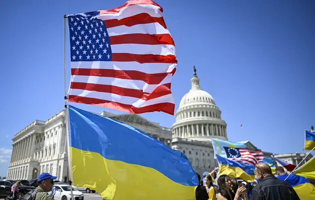 Мнения американцев по поводу помощи Украине разделились — опрос Pew Research Center