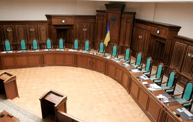 На дві посади суддів Конституційного суду претендують 14 кандидатів