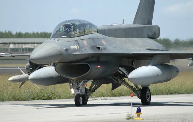 В Украину прибыла первая партия самолетов F-16 — Bloomberg