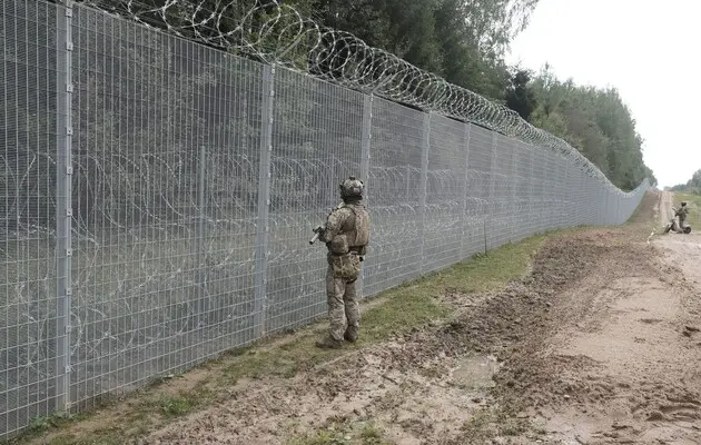 Латвия построила забор на границе с Беларусью