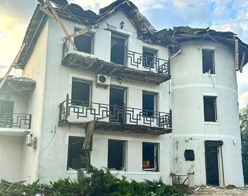 Будинок Пономарьова після падіння дрона у дворі