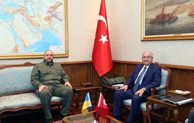 Умєров обговорив з главою Міноборони Туреччини безпеку у Чорноморському регіоні 