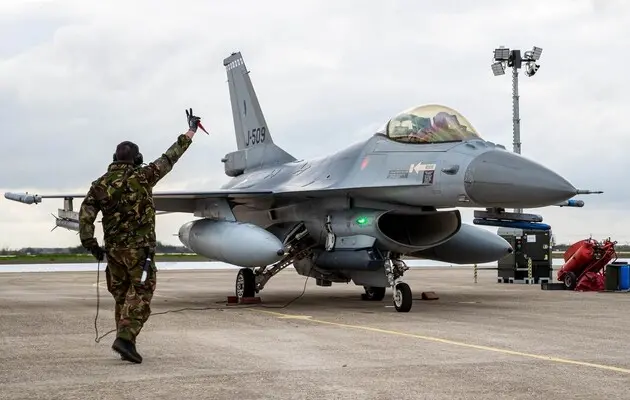 «П’ють і не вчать мову»: у Румунії спростували фейк про навчання українських пілотів на F-16