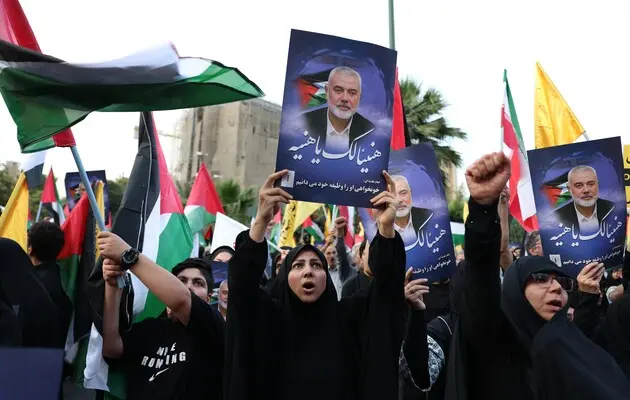 Иранцы держат фотографии покойного Исмаила Хании во время протеста на площади Палестины в Тегеране, Иран, 31 июля 2024 года
